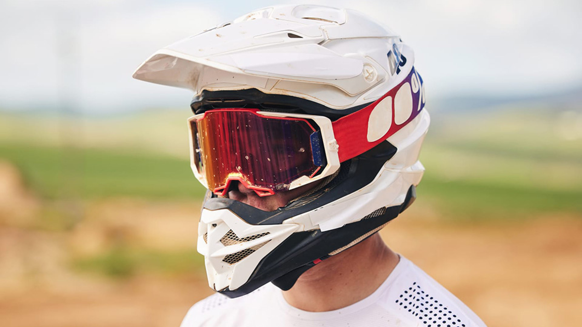 https://www.raceleathers.co.uk/image/cache/catalog/Blog%20Images/Difference%20Between%20Motorcycle%20Helmets%20and%20Motocross%20Helmets-1920x1080.jpg