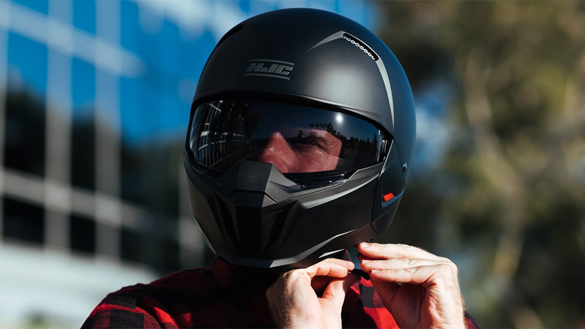 https://www.raceleathers.co.uk/image/cache/catalog/Blog%20Images/Guide%20to%20the%20Best%20Way%20to%20Clean%20Your%20Motorcycle%20Helmet%20Visor-1920x1080.jpg