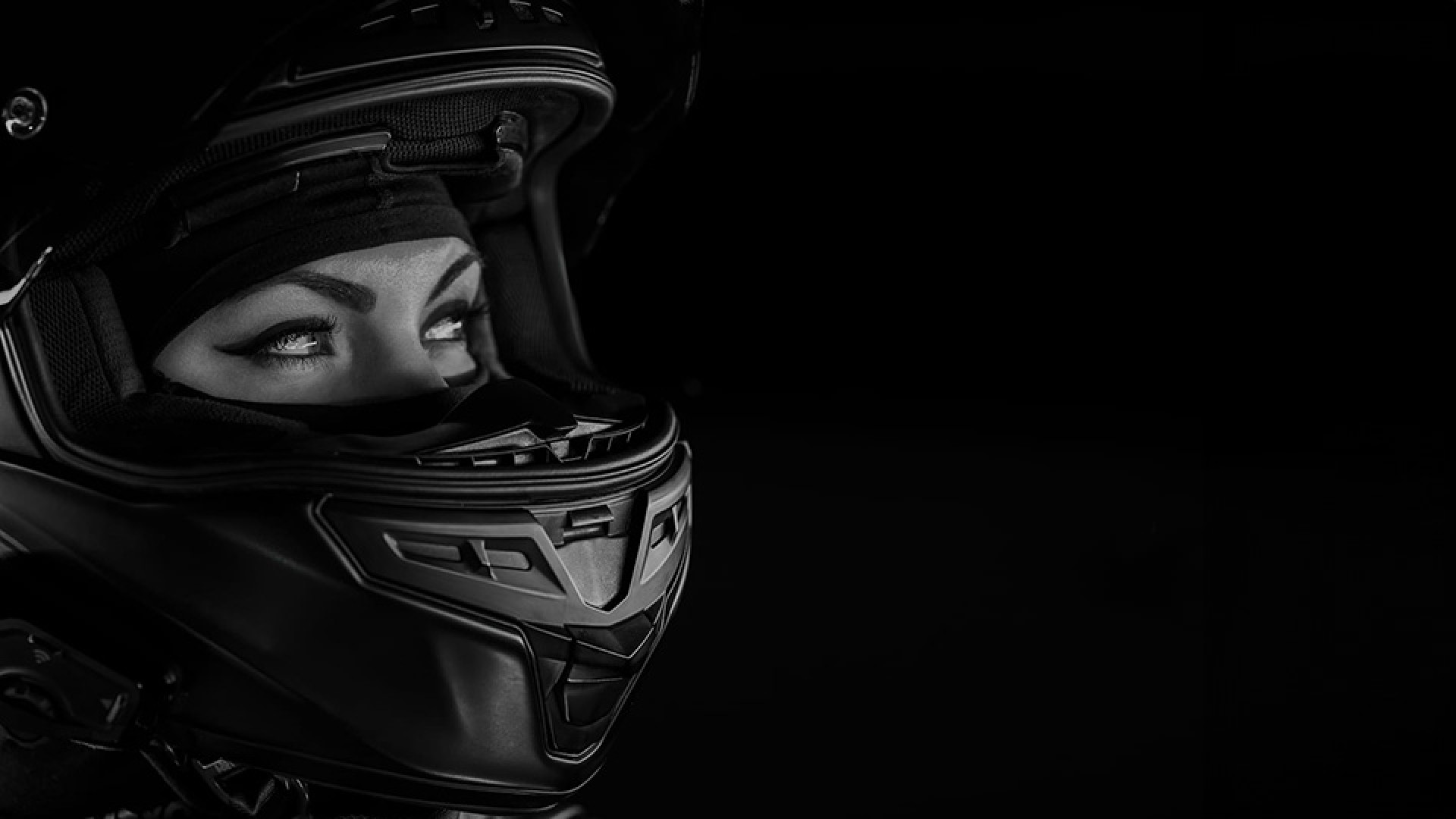 https://www.raceleathers.co.uk/image/cache/catalog/Blog%20Images/Is%20it%20Better%20to%20Have%20a%20Tight%20or%20Loose%20Helmet-1920x1080.jpg