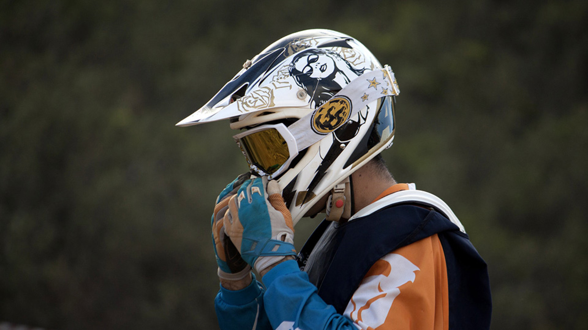 https://www.raceleathers.co.uk/image/cache/catalog/Blog%20Images/Motocross%20Helmet%20Buying%20Guide-1920x1080.jpg