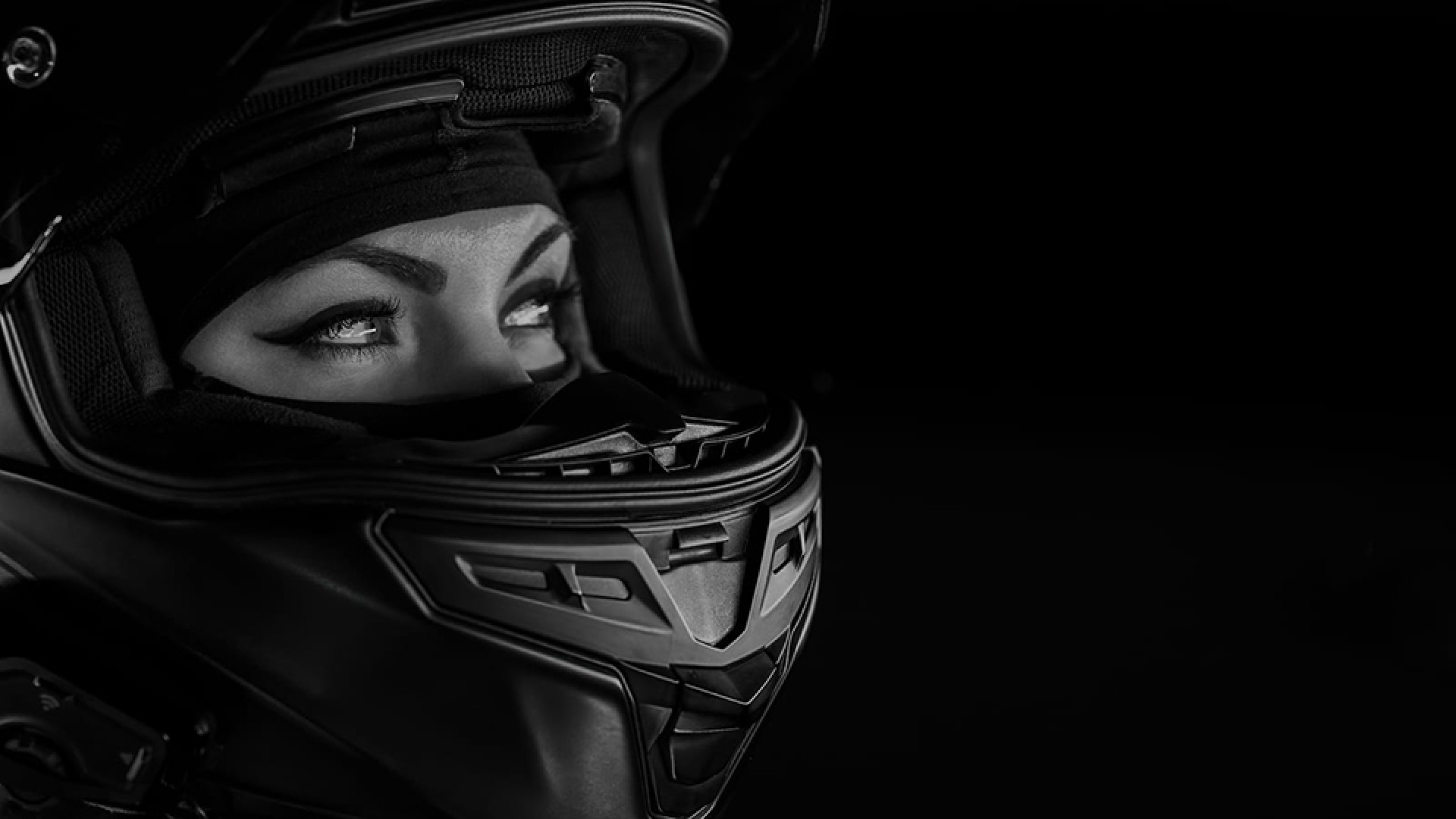 https://www.raceleathers.co.uk/image/cache/catalog/Blog%20Images/Should%20You%20Wear%20a%20Full%20Face%20Motorcycle%20Helmet-1920x1080.jpg