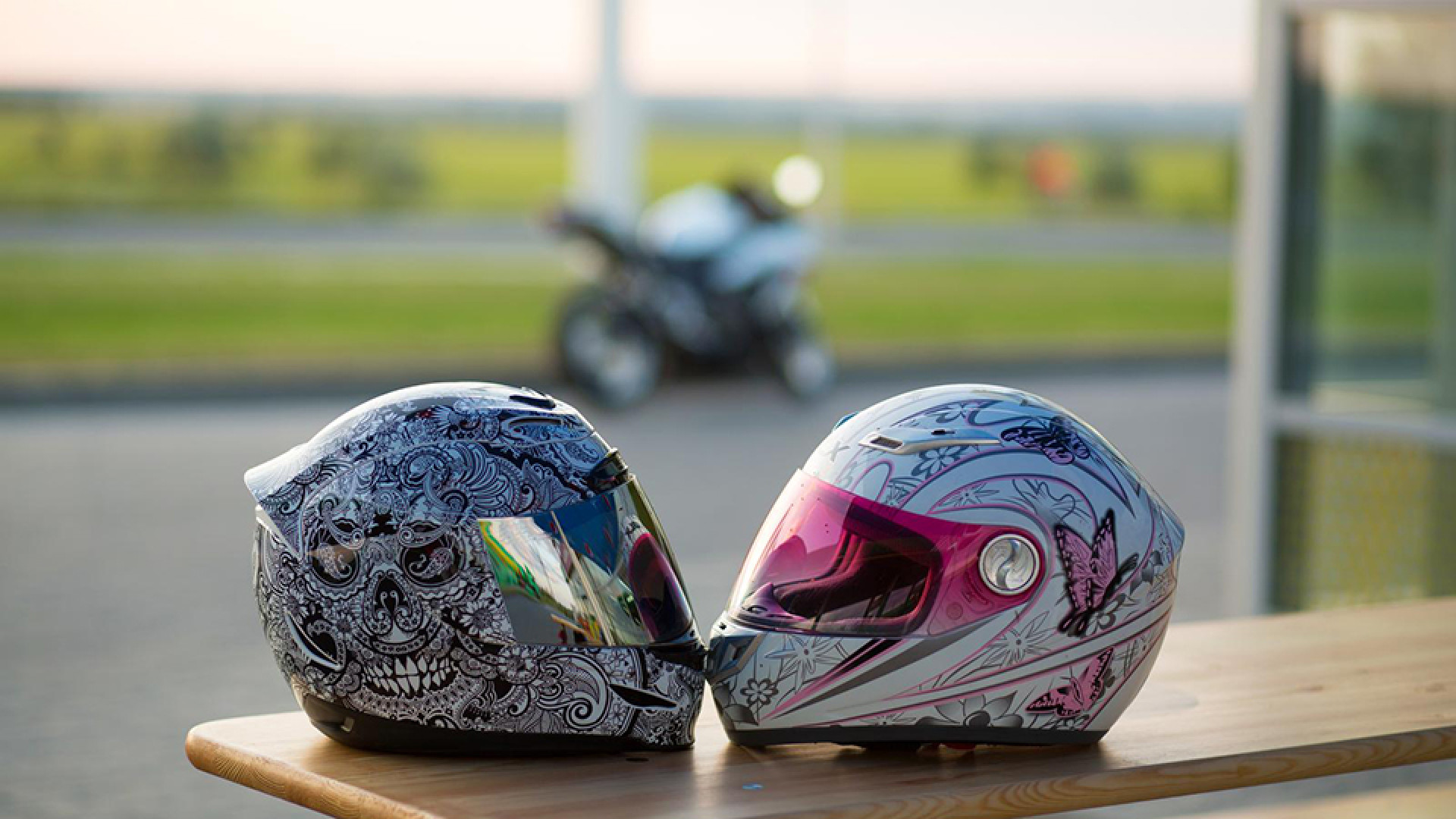 https://www.raceleathers.co.uk/image/cache/catalog/Blog%20Images/What%20To%20Consider%20Choosing%20Motorcycle%20Helmets%20960x540-1920x1080.jpg