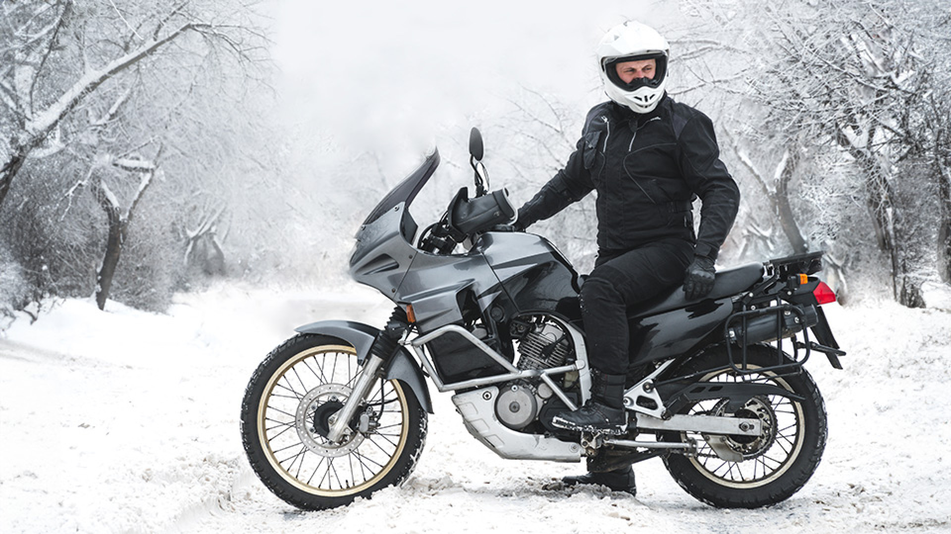 https://www.raceleathers.co.uk/image/cache/catalog/Blog%20Images/What%20do%20Bikers%20Wear%20in%20the%20Winter-1920x1080.jpg